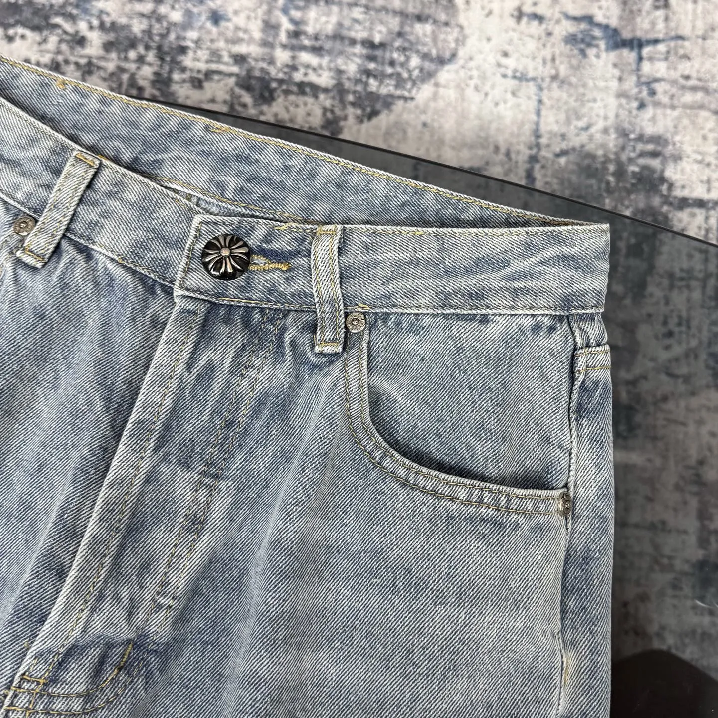P280 Chrome Heart ｜Chrome Heart CH Heavy Industry Horsehair Spliced Flared Leather Jeans- 7*7 tannin 13.5 ammonia blue cow fabric, spliced with different colors of distressed denim, complete set of denim washing processes such as stone grinding, desizing, malaysian, hand rubbing, hanging grinding, fermentation washing, full spray, cat suede, etc. The genuine leather cross is made of natural horse hair and first-layer sheepskin. Because of the natural color of horse hair, different parts of the fur have different shades, and each pair is different, which is different from the imitation leather on the market. Each pair is the same; because the trousers are custom-made cross genuine leather trousers, they need to be disassembled many times, which is troublesome to sew and the shipment is very slow. Color: Spliced blue Size: 28 30 32 34 36
